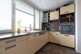 "REZERVOVAVÝ" Ponúkam elegantný 3 izbový byt na sídlisku D - 9