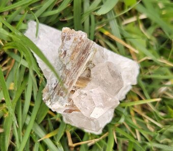 18mm čistý kryštál topazu, krištáľu a muskovitu v pegmatite - 9