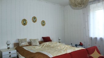 Čiastočne zrekonštruovaný prízemný rodinný dom so slnečným p - 9