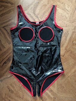 IMITÁCIA LATEXU-KRASNE BODY S OTVORAMI NA ZIPS….XL(44)…NOVE - 9
