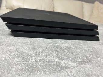 PS4 PRO 1TB + 2x joystick + hra Mafia - 9