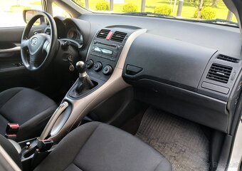 Toyota Auris 1.4 I D-4D 90 Terra Cool 5Dverová - 9
