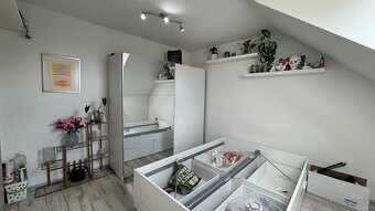 Priestranný zrekonštruovaný rodinný dom na prenájom v Lozorn - 9