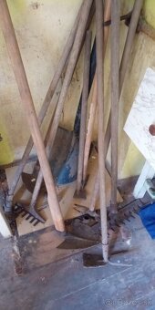 Záhradné náradie  motyka hrable  rýľ  lopata sekera  ryl - 9
