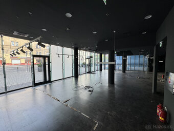 Prenájom rožného prízemného obchodného priestoru 241 m2 na p - 9