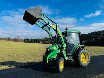 Komunální traktor JOHN DEERE 4720. - 9