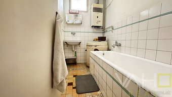 🏡 Na predaj: tehlový rodinný dom s veľkým pozemkom v obci Vá - 9