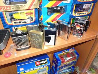 Predám zbierku zapaľovačov 110ks - 9