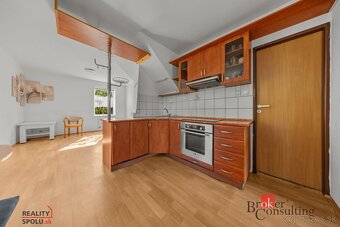 Rodinný dom s veľkým pozemkom, dvomi terasami a krbom – Čenk - 9