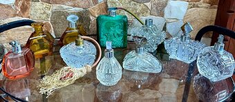 Karafi, sklenky, irisovane vázy - 9