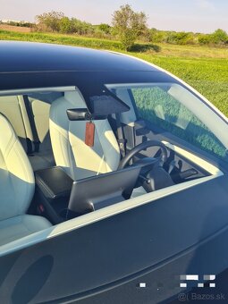 Tesla Model Y - 9