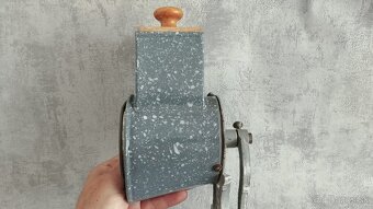 Velmi starý krásný velký mlyncek na strouhanku IDA - 9