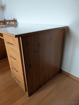 Predám kvalitný písací stôl – robustny so zasuvkami - 9