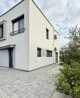 Moderný, kompletne zariadený 4-izbový rodinný dom v tichej l - 9