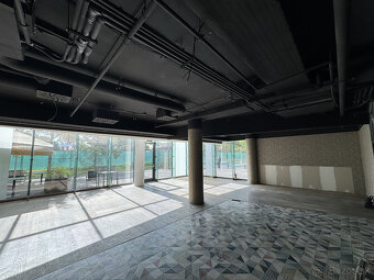 Prenájom prízemného obchodného priestoru 185 m² na prémiovej - 9