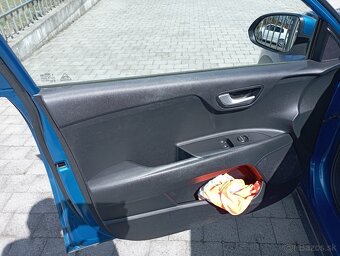 Kia Stonic 1,2i  62kW, M6 r.2021 - 9