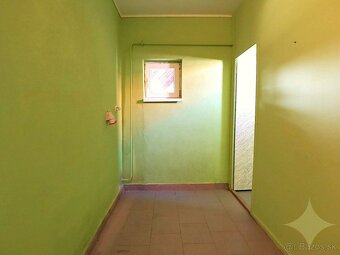 Čiastočne zrekonštruovaný rodinný dom v obci Dolinka - 9
