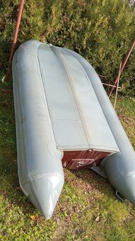 Čln, sonar,motor a príslušenstvo - 9