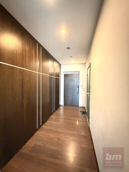 Predaj - novostavba s terasou na začiatku Karlovej Vsi - 9