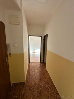 Ponúkam na predaj 2 izbový byt v centre mesta na 3.poschodí - 9