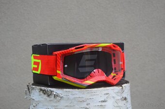 oranžová červená helma prilba okuliare shot - 9