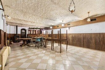 NA PREDAJ – REŠTAURÁCIA S UBYTOVANÍM V HOLÍČI - 9