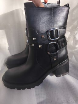 Čierne členkové čižmy zn. Guess - 9