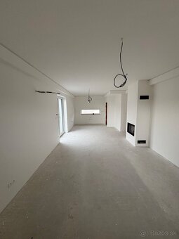 Moderný 4 izbový RD Groisov Dvor v Kostolišti - 9
