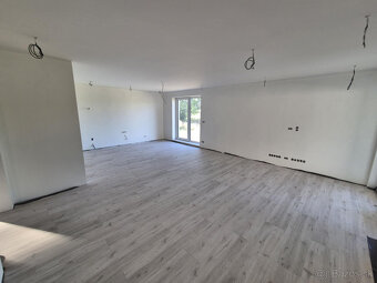 Na predaj je moderný novopostavený rodinný dom vo fáze holod - 9