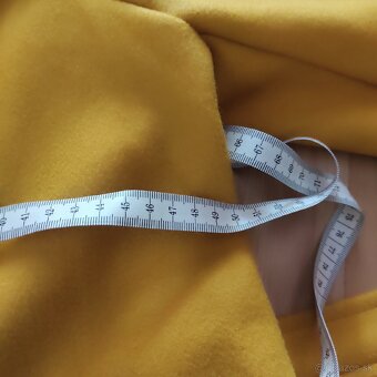 Žlto horcicovy kabát s opaskom - 9