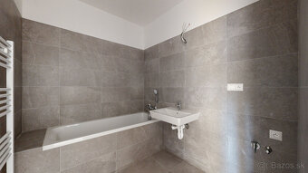 POLIANKY / Priestranný 3-izbový byt s loggiou a kuchynskou l - 9