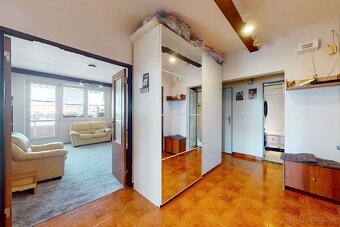 Garáž, 4 izby, 2 loggie a to všetko v samom srdci Dlhých Die - 9