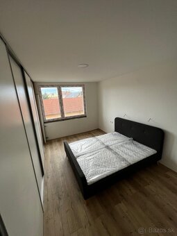 Novozrekonštruovaný zariadený 3 izbový byt v centre Komárna - 9