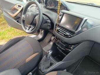 Peugeot 208 1.2 - 9