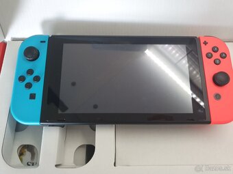 Nintendo Switch Červeno-modrý s hrou Super Smash Bros. - 9