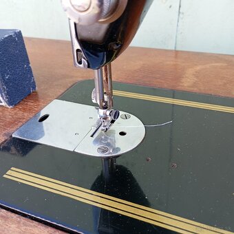 starý šijací stroj LADA - 9