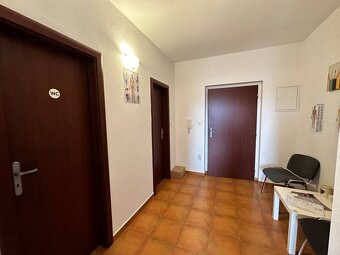 Priestranná kancelária s balkónom - 9
