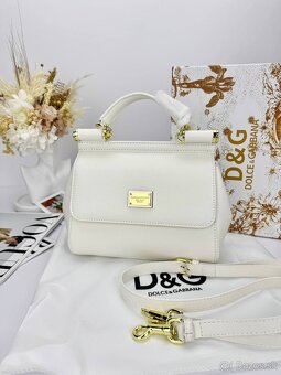 Luxusná biela kabelka so zlatými detailmi – elegantný štýl - 9