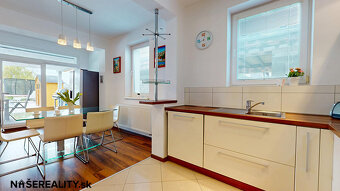 Na predaj: Moderný 5-izbový rodinný dom s bazénom, záhradou  - 9