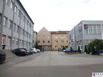 MASARYKOVA: VOĽNÉ NEBYTOVÉ priestory s UMÝVADLOM cca 23 m2 - - 9