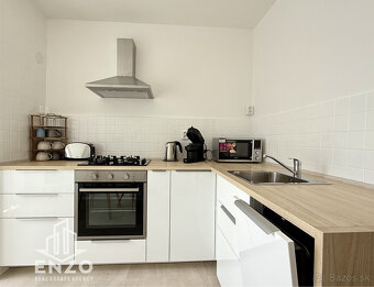 PRENÁJOM: Priestranný 4-izbový byt s výhľadom na hrad v cent - 9