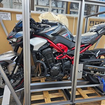 Kawasaki Z900 2025 červená - 9