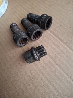 skrutky na kolesa M14 + bezpecnostne skrutky + krytky - 9