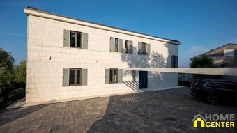 NA PREDAJ atraktívna kamenná vila /419 m²/ pri mori, Dalmáts - 9