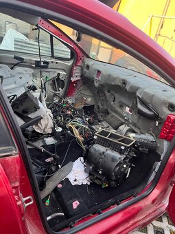 Rozpredam citroen c4 1.6 vti - 9