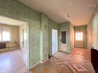 Novinka - rodinný dom s veľkým rovinatým pozemkom 1370 m2 - - 9