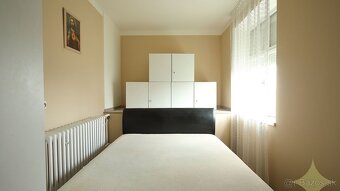 Harmonický rodinný dom s vkusne upraveným pozemkom, jazierko - 9