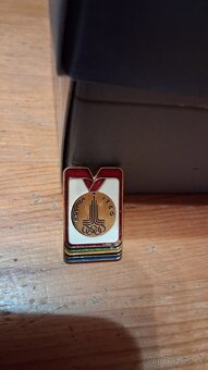 Staré kovové odznaky - 9