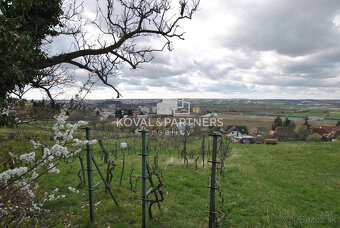 Koval & partners ponúka na predaj pozemok zo starým domom na - 9