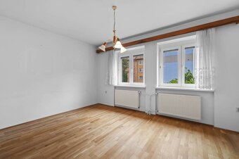 Rodinný dom na Nivách s veľkým pozemkom a garážou - 9